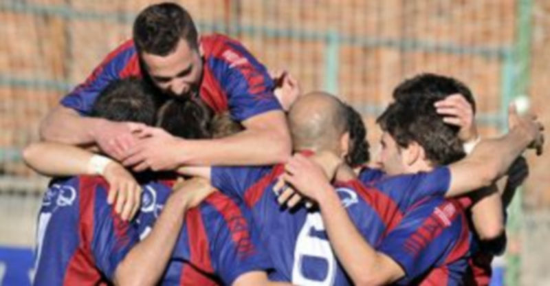Varios jugadores gimnásticos celebran un gol ante el Valladolid B. / J.M.