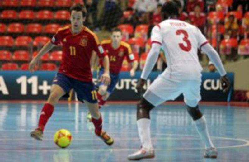 Lin controla la pelota en presencia de un jugador de Panamá