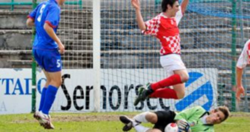 Un jugador castellano y leonés sub 18 salta por encima del portero balear