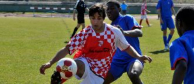 Control de la pelota de un futbolista de Castilla y León sub 16. / Kamarero