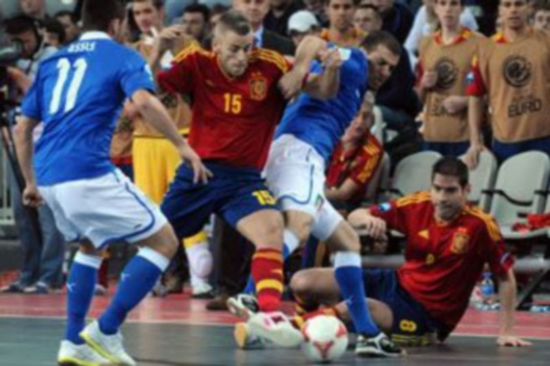 Miguelín y Kike presionan a un jugador italiano durante la semifinal del Europeo./ Enrique Serrano