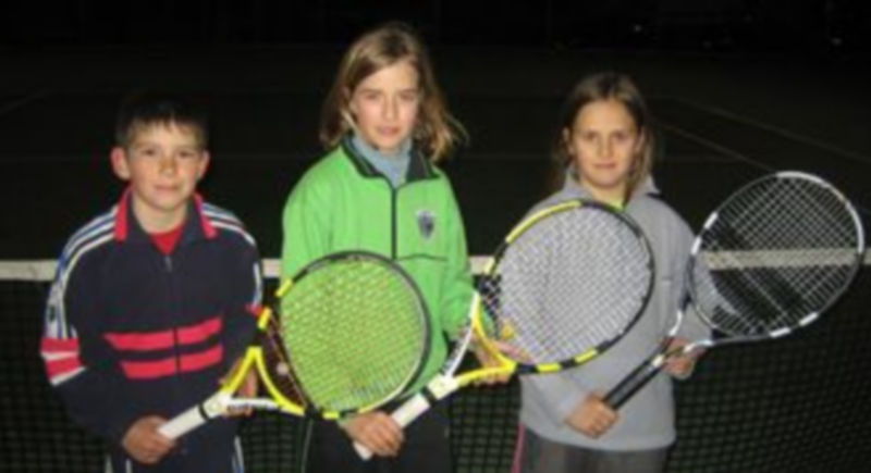 Los tres jóvenes tenistas seleccionados por la Federación Regional. /El Adelantado