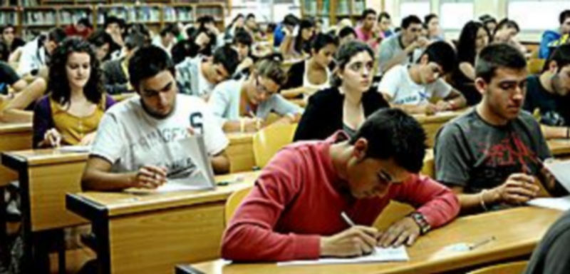 Las aulas del Instituto Andrés Laguna durante las pruebas realizadas esta mañana./ALBERTO BENAVENTE