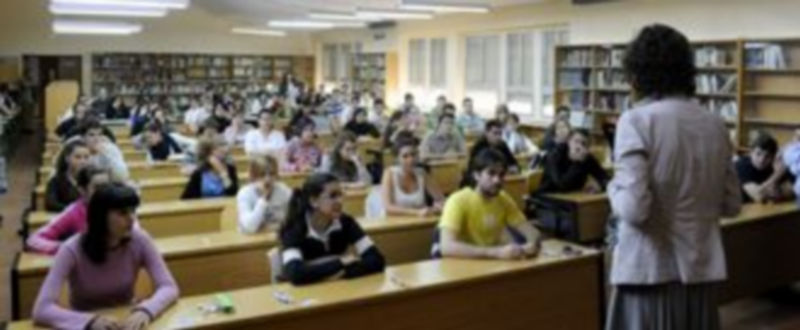 Una de las aulas donde han comenzado las pruebas de selectividad esta mañana. / JUAN MARTÍN