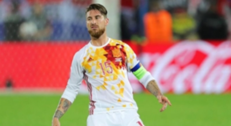 Sergio Ramos se lamenta después de fallar su penalti. / EFE