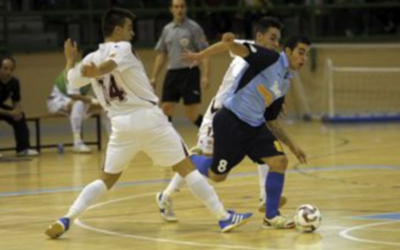Sergio Lozano y Sergio González intentan parar a un jugador rival del Marfil Santa Coloma. / Kamarero
