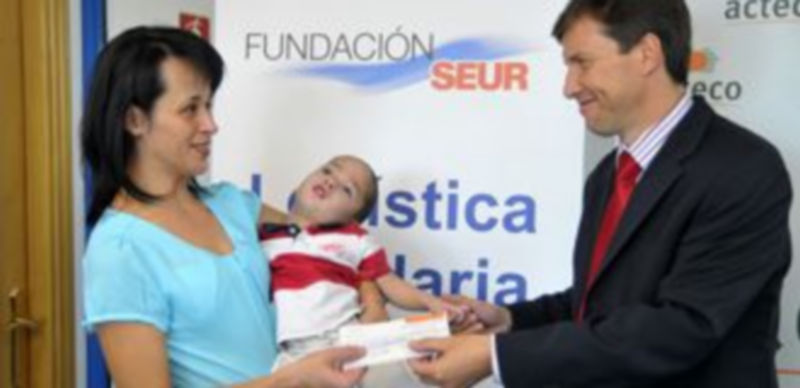 La Fundación Seur ayuda a la familia de un niño con parálisis cerebral 1 Javier Herrero recibió el cheque de la mano del gerente de SEUR Segovia Ricardo de Torres