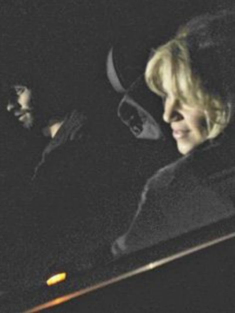 La pareja llegó al centro médico Tecknon de Barcelona a las siete de la tarde./ EUROPA PRESS