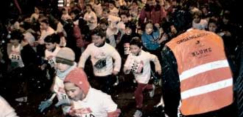 Un miembro del equipo organizativo del Blume