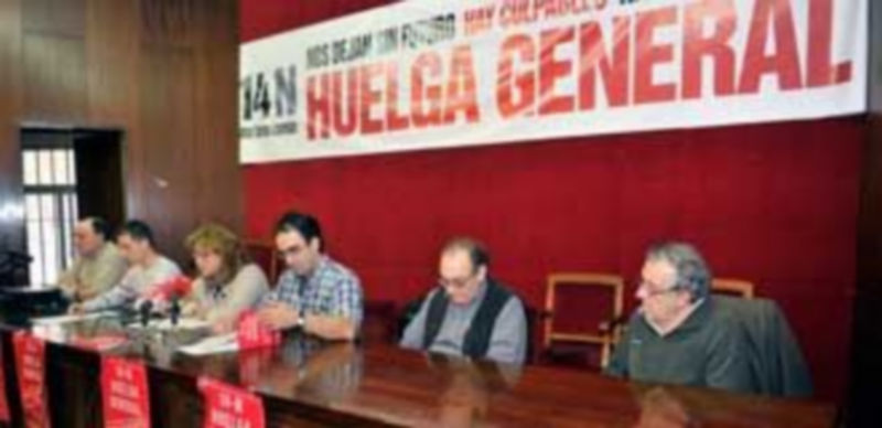 Los participantes en la rueda de prensa celebrada esta mañana en la sede sindical. / KAMARERO