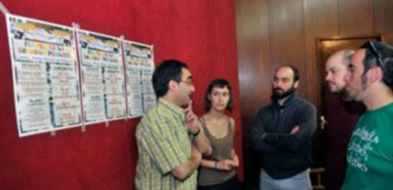 Representantes de la plataforma con el cartel de la fiesta /KAMARERO