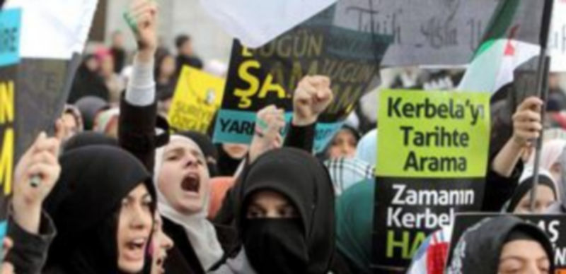 Manifestantes gritan consignas durante una protesta contra el régimen sirio./EFE