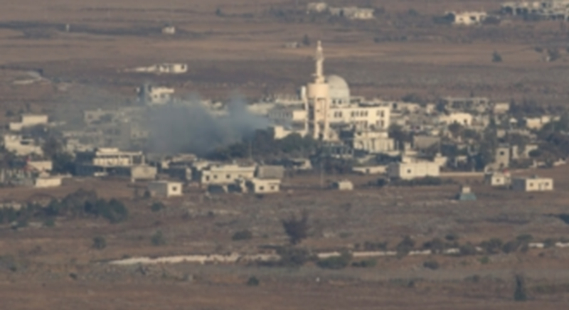 Vista de una columna de humo en la ciudad fronteriza siria de El hmidaiah que está controlada por rebeldes sirios. / Efe