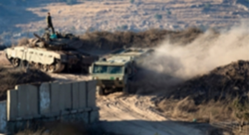 Tanques israelíes circulan donde impactaron proyectiles lanzados desde Siria en Majdal Shams en los Altos del Golán (Israel). / e.p.