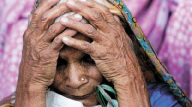 Una mujer se lleva las manos a la cabeza al conocer el veredicto por el que se condena a los culpables de la catástrofe de 1984 en Bhopal. / Raj Patidar (Reuters)