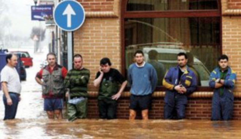 Las caras de desolación de este grupo de vecinos de la localidad de Villaviciosa
