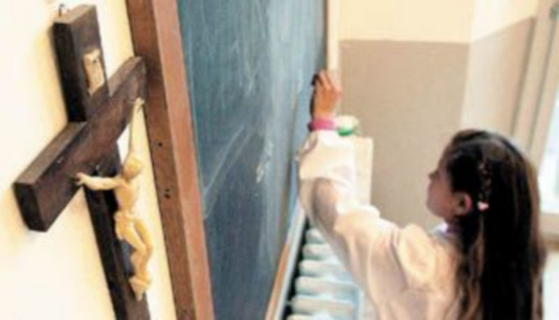 El crucifijo presidiendo el aprendizaje de los escolares es una imagen muy familiar en las instituciones de enseñanza españolas. / Alberto Rodrigo