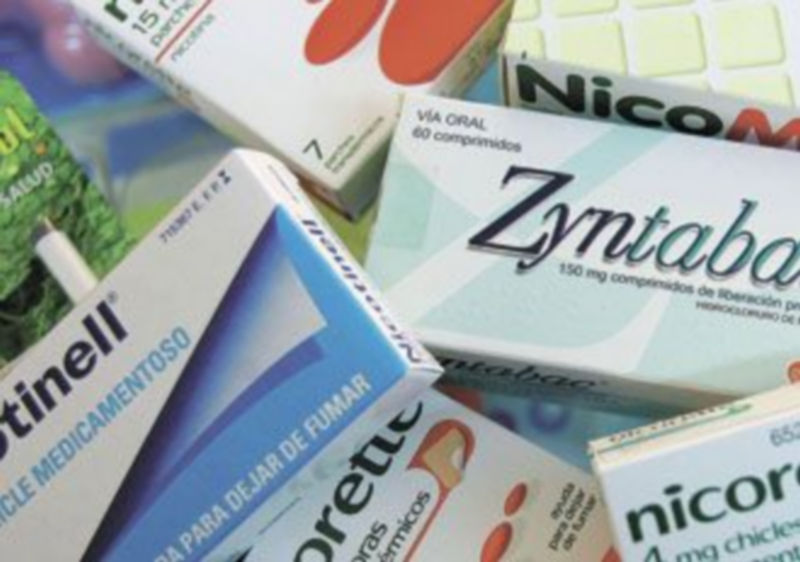 La oferta de productos disponibles en las farmacias para dejar de fumar es muy amplia. / Luis López Araico