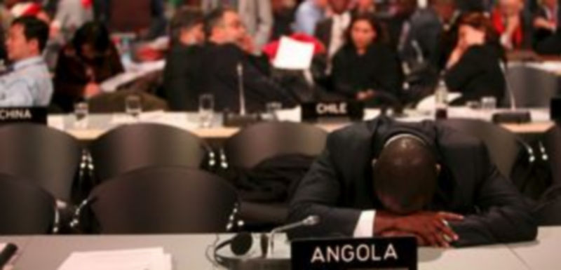 Un delegado de Angola se toma un descanso mientras participa en una de las sesiones celebradas en la madrugada de ayer en Copenhague. / Efe