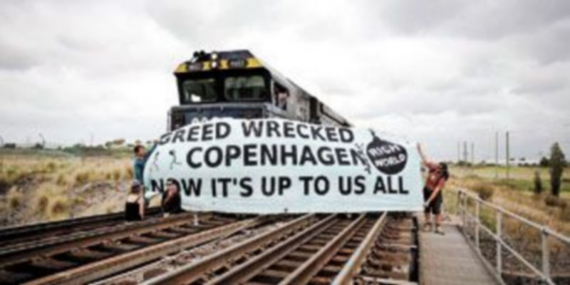 Activistas de la ONG australiana Rising Tide sostienen una pancarta que reza: «La codicia destruyó Copenhague