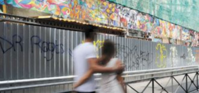 Una joven pareja pasea por las calles de Madrid. / Efe