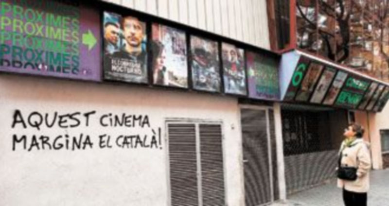 La mayoría de los locales de proyección cinematográfica no abrieron ayer sus puertas como protesta por la futura normativa de Cataluña. / Efe