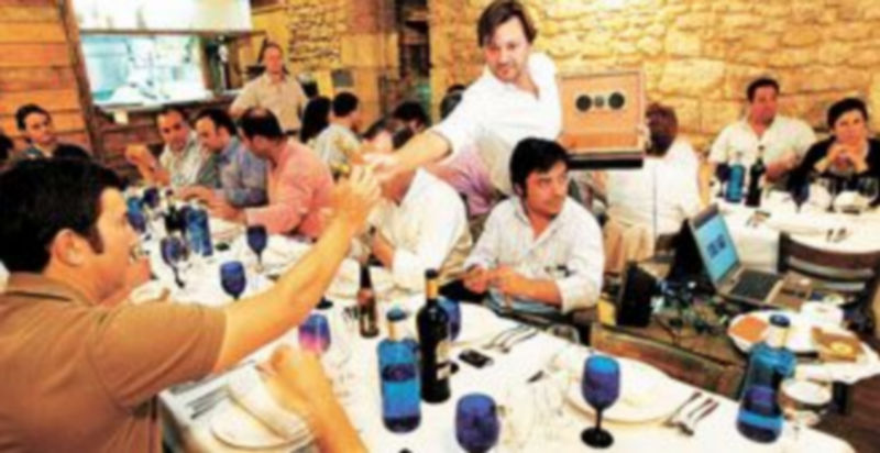 Con la nueva estrategia contra el tabaco será difícil ver un reparto de puros en un restaurante por una celebración. / Luis L. Araico