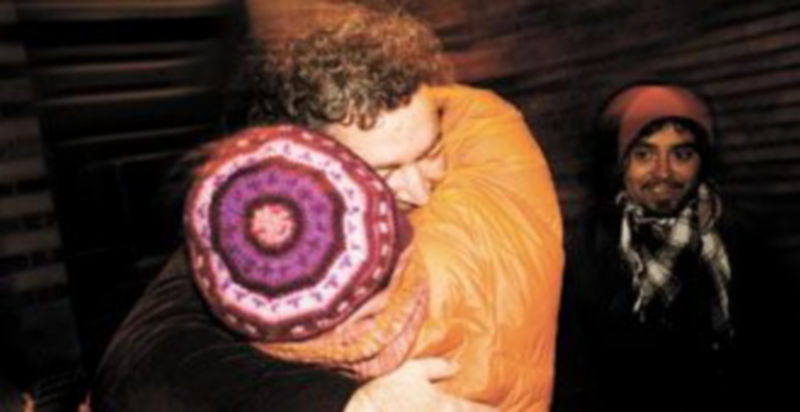 Juan López de Uralde abraza a una compañera de Greenpeace tras ser puesto en libertad por la Justicia danesa después de ser detenido el pasado 17 de diciembre. / Efe