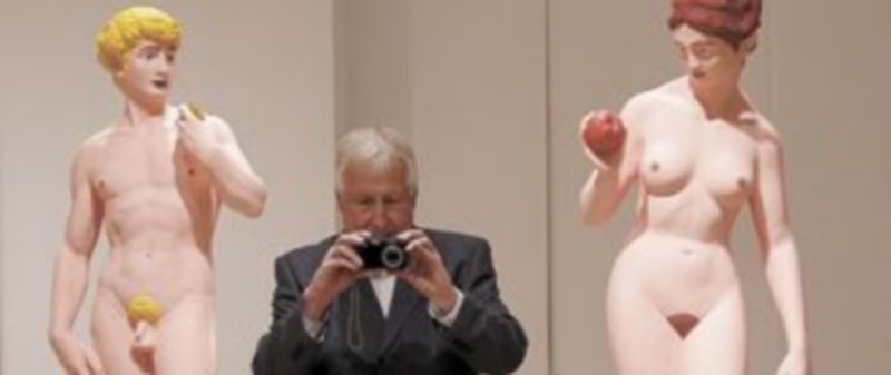 Hans-Peter Feldmann realiza una fotografía en el Museo Reina Sofía de Madrid