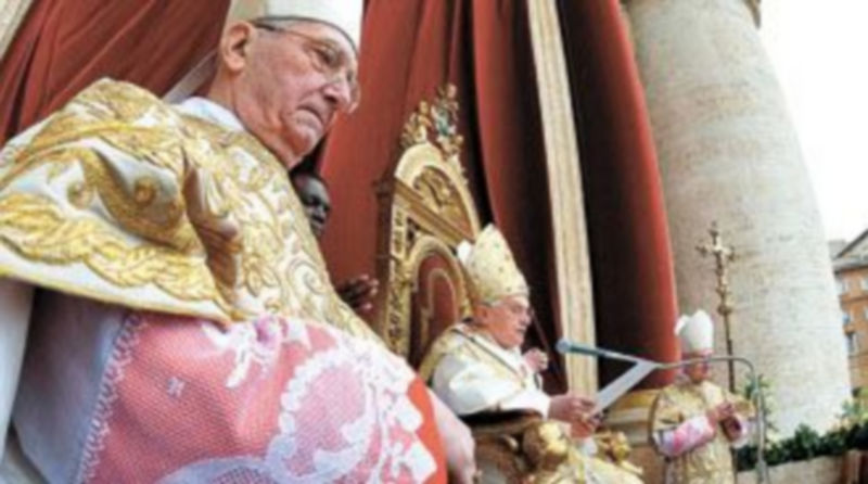 El Papa pronuncia el mensaje ‘Urbi et orbi’ ante miles de creyentes congregados en la Plaza de San Pedro. / Efe