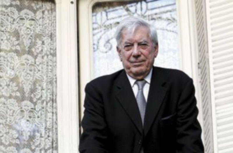 El escritor Mario Vargas Llosa posa en el balcón de la Casa de América de Madrid. / Javier Lizón (Efe)