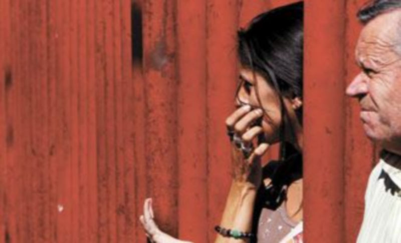 Dos vecinos de Arganda muestran su desolación ante el brutal ataque del que fue objeto la víctima. / Juanjo Martín (Efe)