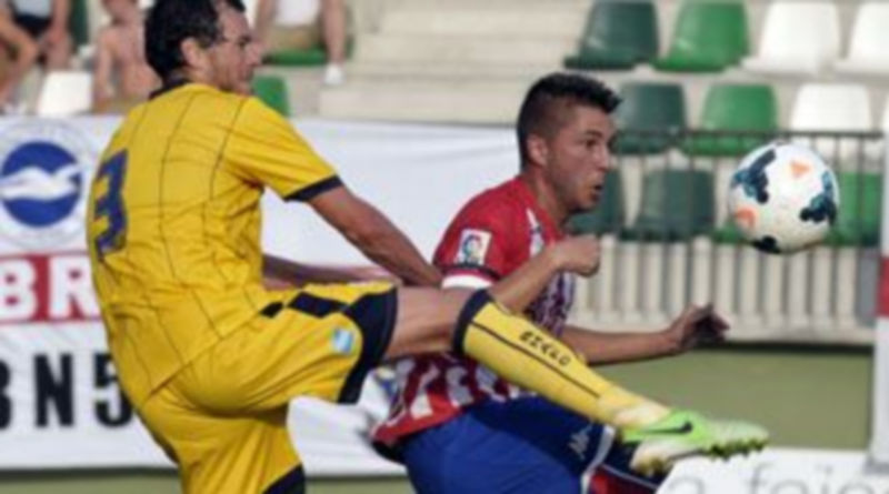 Los jugadores de ambos conjuntos no dudaron en arriesgar buscando ganar los balones divididos