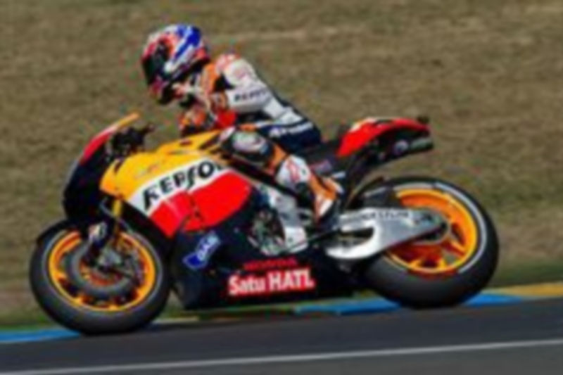 Stoner celebrando su primer puesto enlos entrenamientos libres.