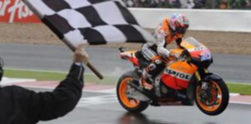 Stoner entrando en meta./REUTERS.