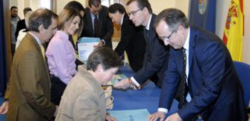 Un momento de la firma de los convenios en la Delegación Territorial de la Junta.