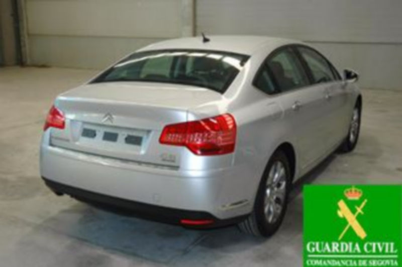 Uno de los vehículos recuperado por la Guardia Civil en el registro de una nave en el Polígono de Hontoria./ EL ADELANTADO