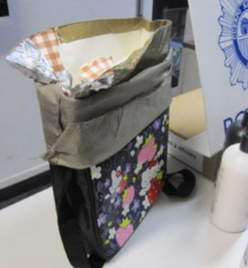 Los bolsos estaban recubiertos en su interior con papel de aluminio para eludir los sistemas de seguridad./ EL ADELANTADO