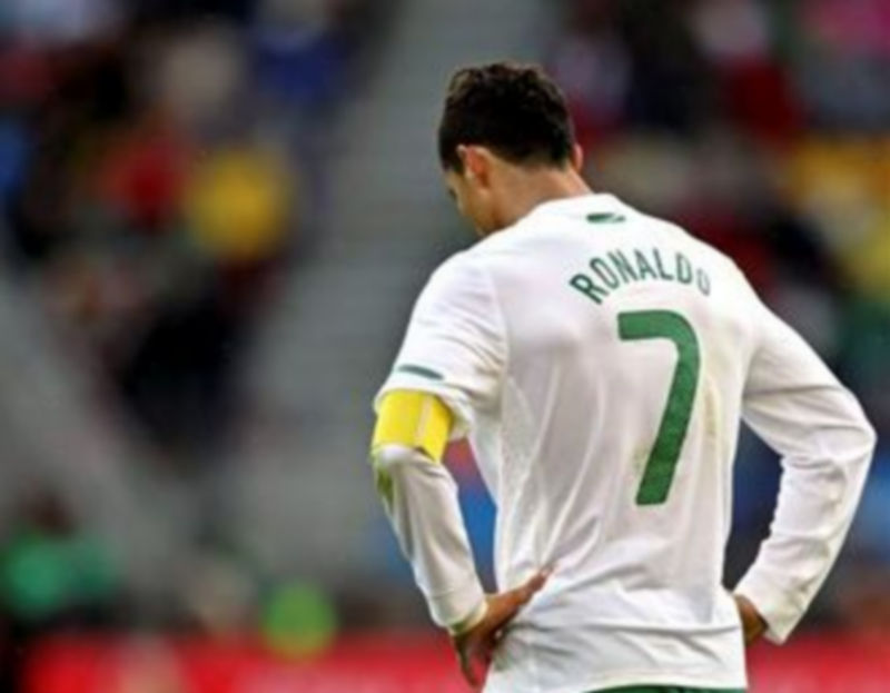 El delantero de Portugal Cristiano Ronaldo se lamenta durante el partido del grupo G del Mundial de Fútbol Sudáfrica 2010./EFE