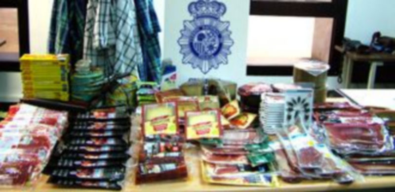 Los agentes intervinieron alimentos que los detenidos llevaban en un vehículo./ EL ADELANTADO