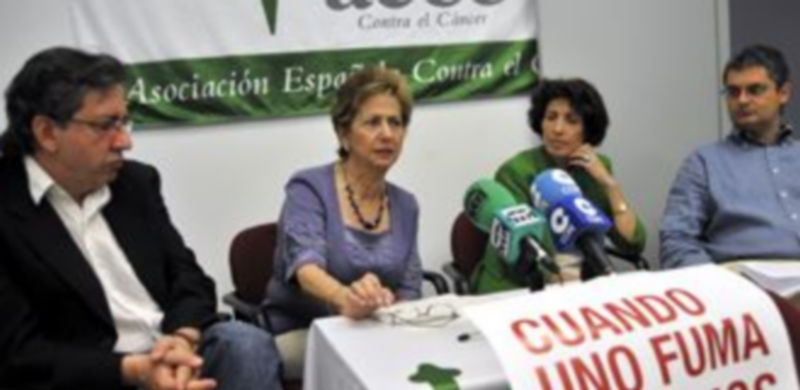 Miembros de la AECC junto al cartel de la campaña./ KAMARERO