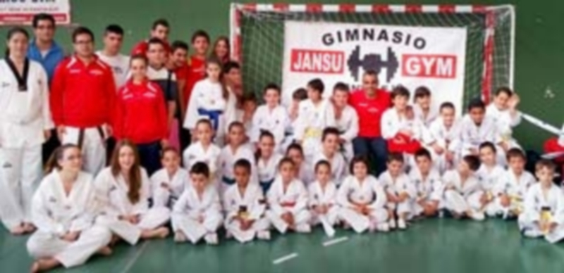 Foto de familia de los componentes del gimnasio Jansu Gym de Cantalejo. / El Adelantado