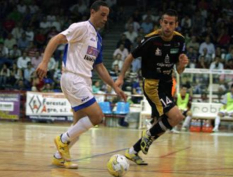 Fabián persigue a un jugador del Talavera durante el partido de ida. / lnfs