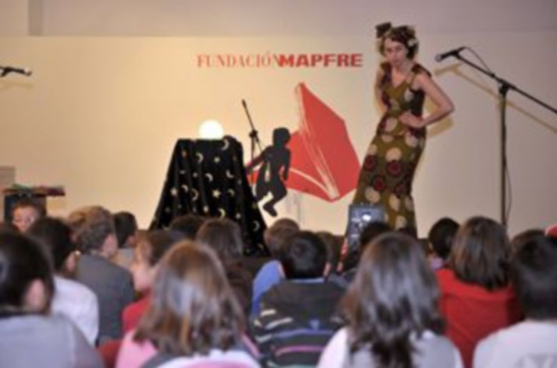 Actuación de La Maga ante un grupo de escolares./KAMARERO