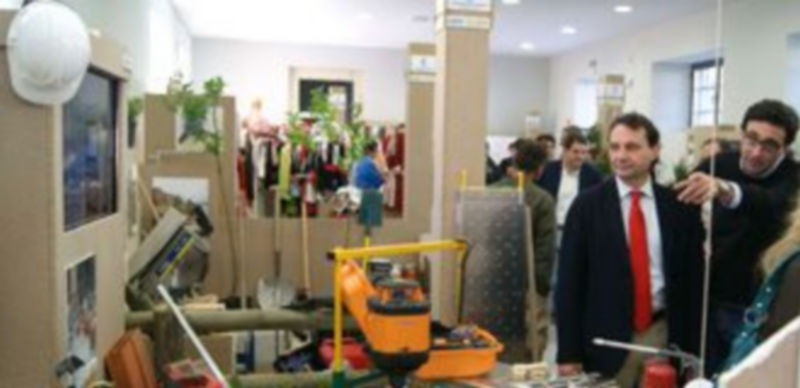 El alcalde observa el trabajo de uno de los módulos formativos./EL ADELANTADO