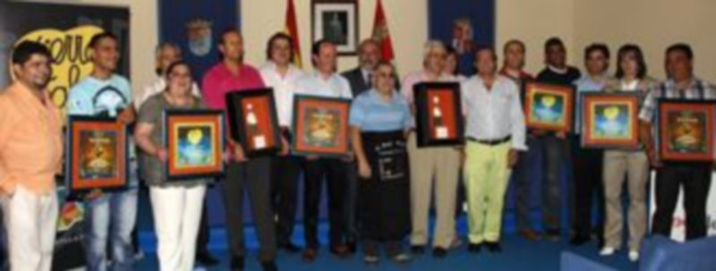 Foto de familia con los cocineros y hosteleros premiados. /D. D. MIGUEL