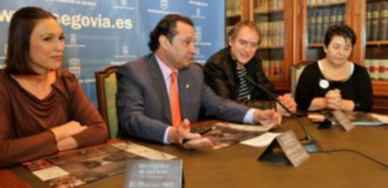 Autoridades y actores muestran el cartel de esta iniciativa. / KAMARERO