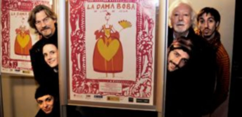 El director y algunos de los actores