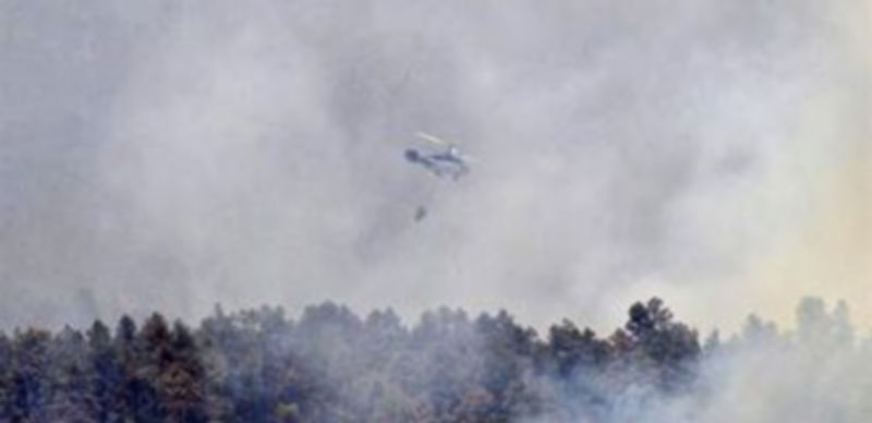 Naves de la UME intentan refrescar el perímetro./ EUROPA PRESS