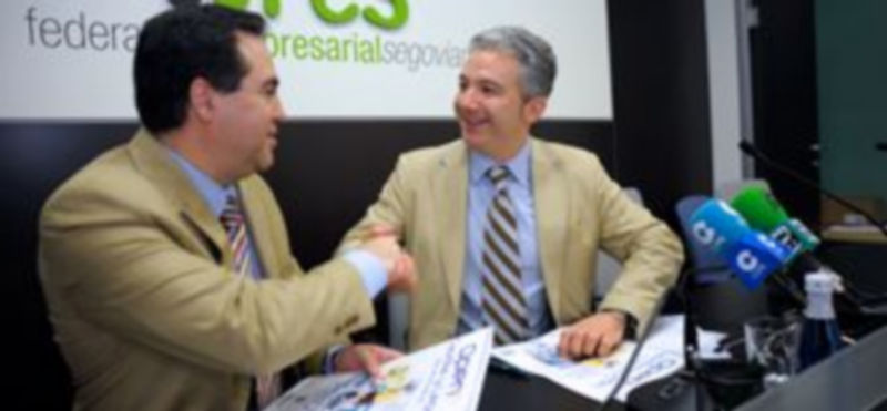 Javier Martínez y Pedro Palomo en el acto de la firma del convenio de colaboración./KAMARERO